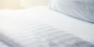 Fundas para colchón resistentes y elegantes para hotelería Funda para colchón blanca colocada en habitación de hotel elegante