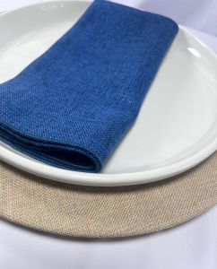 Detalle de servilletas de tela en evento formal Servilletas de tela elegantes para banquetes por mayor