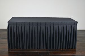 mantel bambalina para eventos formales y celebraciones especiales Detalle de mantel bambalina para eventos en banquete elegante