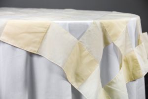 Cubre manteles al mayoreo para bodas y celebraciones especiales Montaje de mesa con cubre mantel para banquete de boda