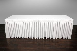 Bambalina para mesa: un toque de elegancia para tus eventos Bambalina para mesa elegante en una decoración de boda